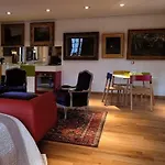 לינה וארוחת בוקר Besharat Gallery & Museum