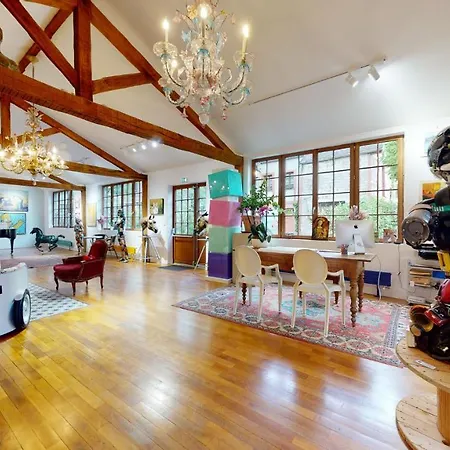 לינה וארוחת בוקר Besharat Gallery & Museum ברביזון