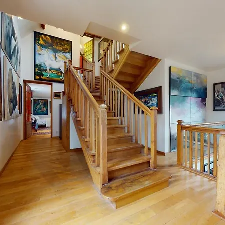 Besharat Gallery & Museum Bed & Breakfast