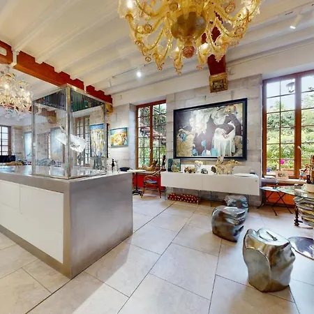 לינה וארוחת בוקר Besharat Gallery & Museum