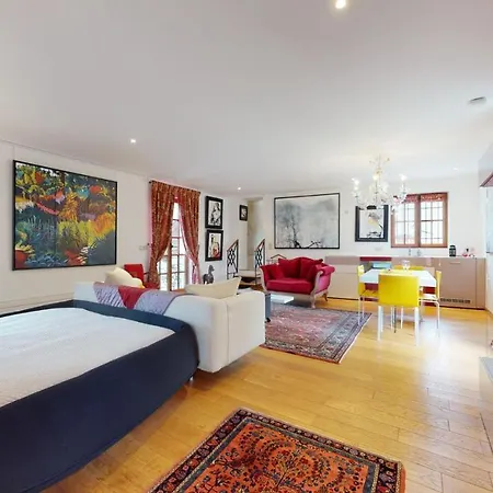 Besharat Gallery & Museum לינה וארוחת בוקר 4*