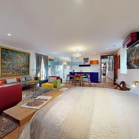 Besharat Gallery & Museum לינה וארוחת בוקר ברביזון