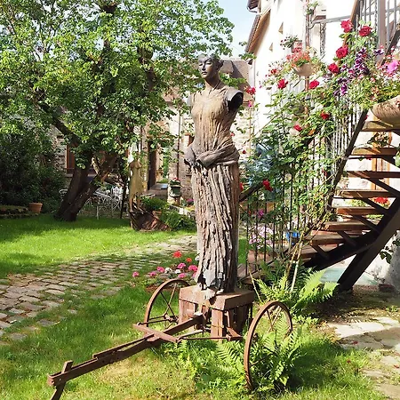 לינה וארוחת בוקר Besharat Gallery & Museum